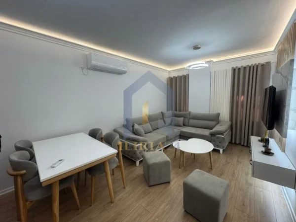 Tirane, jap me qera apartament 2+1+Ballkon Kati 3, 110 m² 700 € (Apartament 2+1 me qira tek “Pallati me Shigjeta”)
