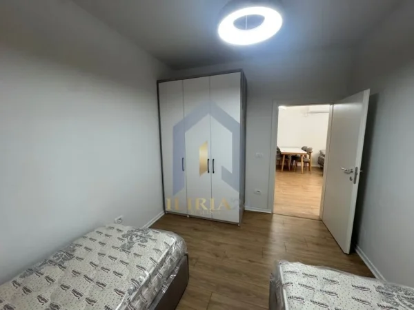 Tirane, jap me qera apartament 2+1+Ballkon Kati 3, 110 m² 700 € (Apartament 2+1 me qira tek “Pallati me Shigjeta”)