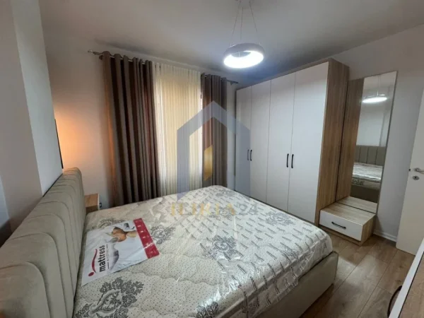 Tirane, jap me qera apartament 2+1+Ballkon Kati 3, 110 m² 700 € (Apartament 2+1 me qira tek “Pallati me Shigjeta”)