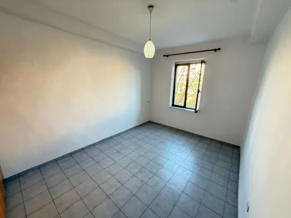 Tirane, jepet me qera apartament 1+1 Kati 4, 50 m² 650 € (ish bllok)