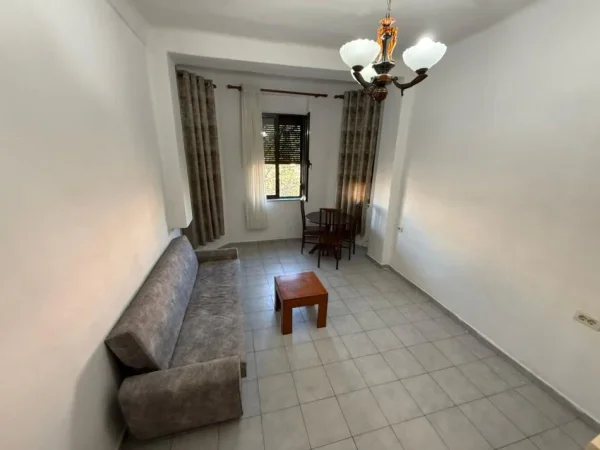 Tirane, jepet me qera apartament 1+1 Kati 4, 50 m² 650 € (ish bllok)