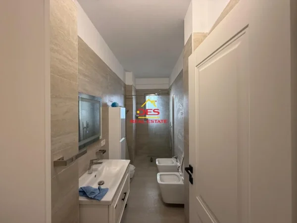 Vlore, jepet me qera apartament 2+1+Ballkon Kati 5, 110 m² 1.000 € (Rruga Çamëria)