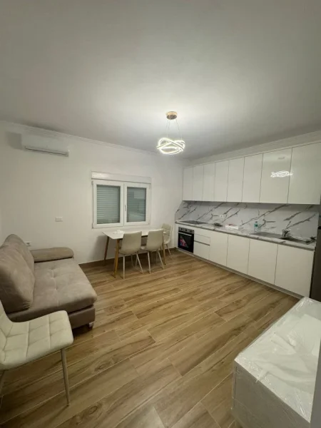 Tirane, jepet me qera apartament 1+1+Ballkon Kati 2, 80 m² 400 € (RRETH RROTULLIMI I SHKOZES)