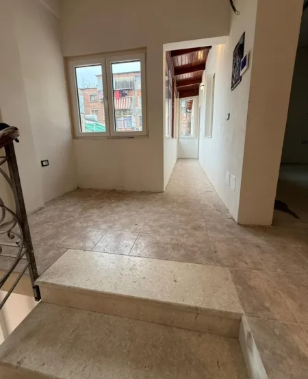 Tirane, jepet me qera Vile 4+1 , 135 m² 2.000 € (Rruga Kavajes)