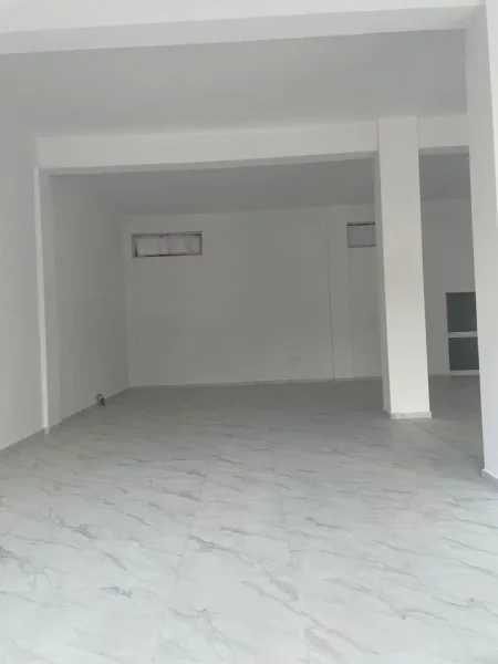 Tirane, jepet me qera dyqan Kati 0, 120 m² 2.000 € (ALI DEMI)