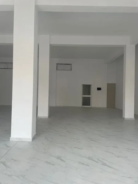 Tirane, jepet me qera dyqan Kati 0, 120 m² 2.000 € (ALI DEMI)
