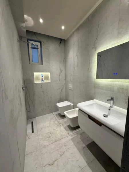 Tirane, jepet me qera Vile 4+1 , 135 m² 2.000 €