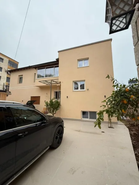 Tirane, jepet me qera Vile 4+1 , 135 m² 2.000 €