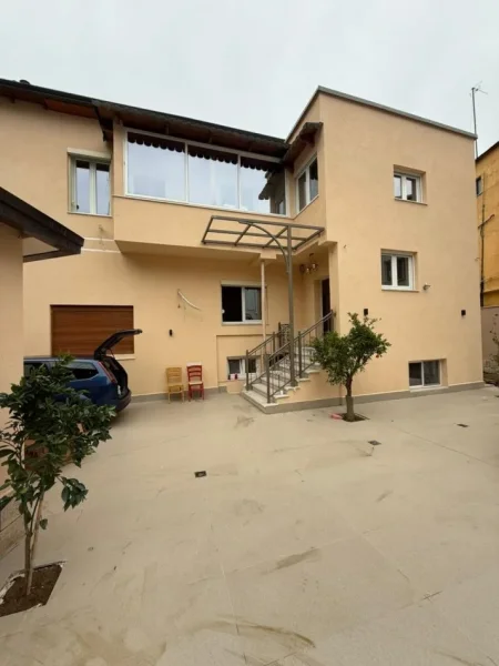 Tirane, jepet me qera Vile 4+1 , 135 m² 2.000 €