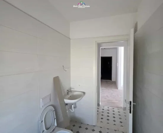 Tirane, jepet me qera zyre Kati 6, 84 m² 450 € (Rruga Gryka e Kacanikut)