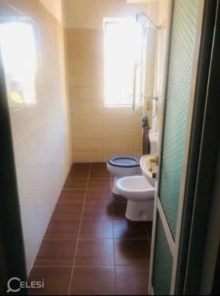 Tirane, jepet me qera apartament 1+1+Ballkon Kati 4, 43 m² 600 € (BRRYLI)