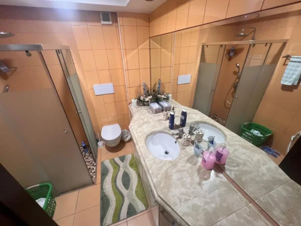 Tirane, jepet me qera 2+1 Kati 10, 80 m² 700 € (air albania)