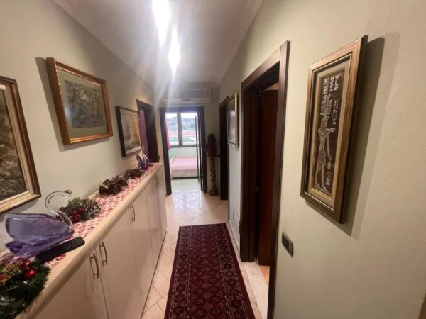 Tirane, jepet me qera 2+1 Kati 10, 80 m² 700 € (air albania)