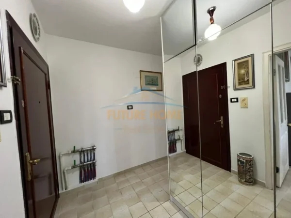 Tirane, jepet me qera apartament 3+1 Kati 6, 120 m² 600 € 