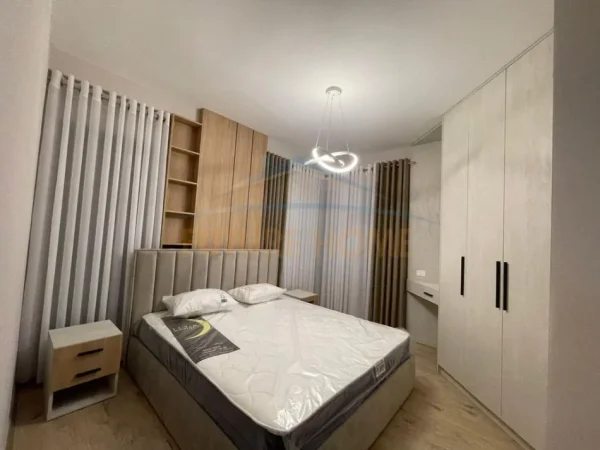 Tirane, jepet me qera apartament 2+1+Ballkon Kati 4, 100 m² 1.300 € (QENDER)