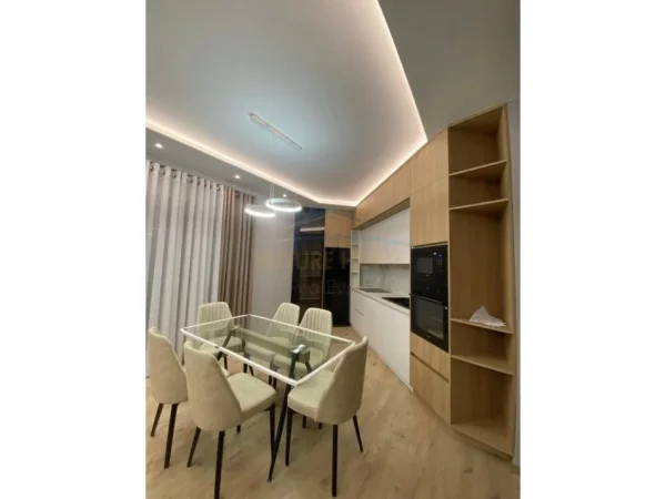 Tirane, jepet me qera apartament 2+1+Ballkon Kati 4, 100 m² 1.300 € (QENDER)