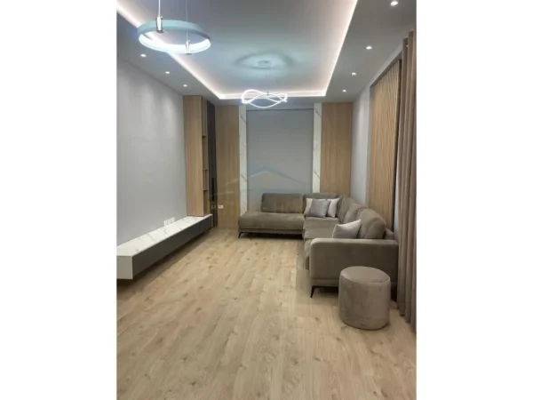 Tirane, jepet me qera apartament 2+1+Ballkon Kati 4, 100 m² 1.300 € (QENDER)