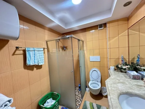 Tirane, jepet me qera apartament 2+1+Ballkon Kati 11, 106 m² 800 € (LION PARK)