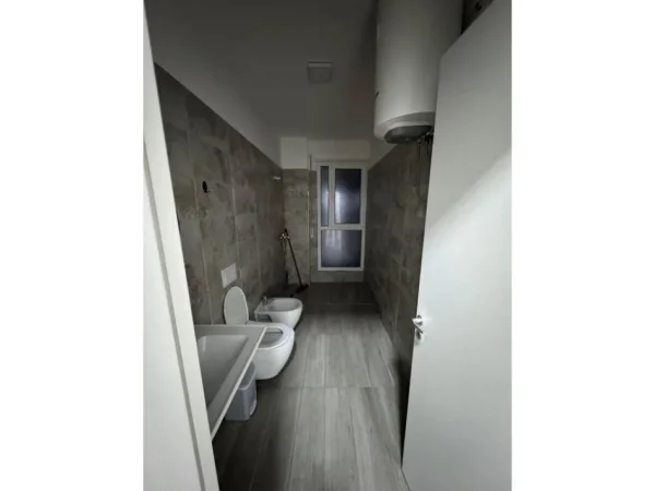 Tirane, jepet me qera apartament 2+1 Kati 2, 111 m² 700 € 