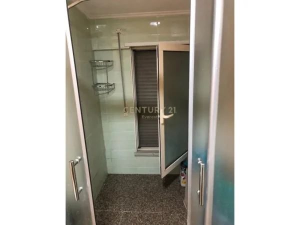 Tirane, jepet me qera apartament 1+1+Ballkon Kati 6, 70 m² 600 € (LIQENI I THATE)