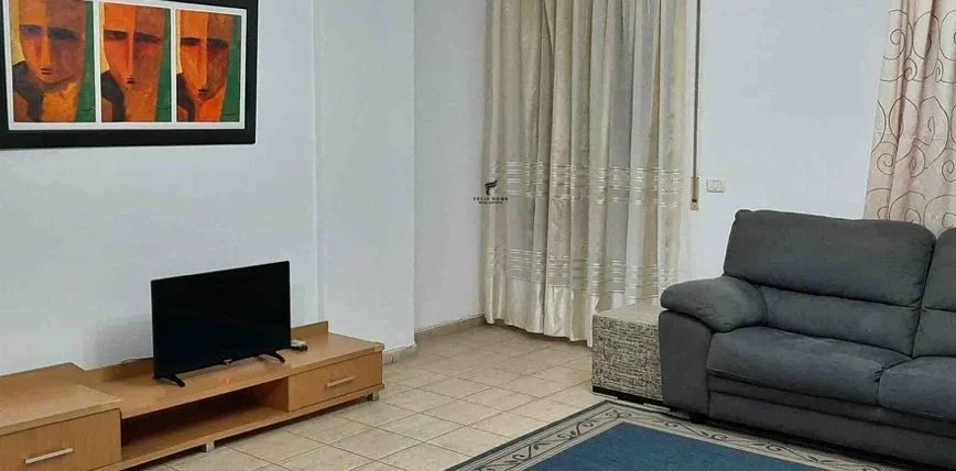 Tirane, jepet me qera apartament 1+1 Kati 3, 70 m² 600 € (QENDER)