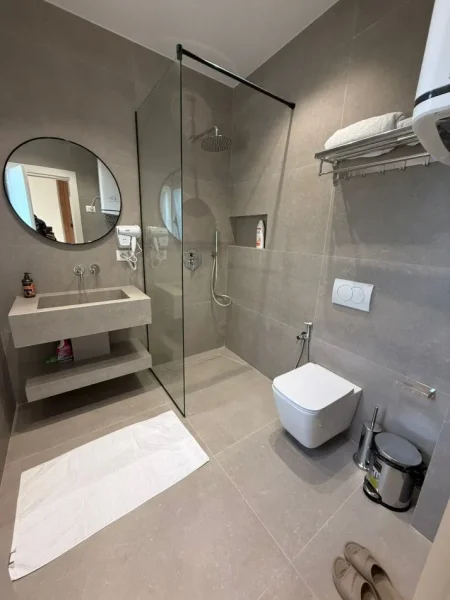 Tirane, jepet me qera apartament 2+1+Ballkon Kati 2, 100 m² 1.500 € (9Kateshet) PER Airbnb