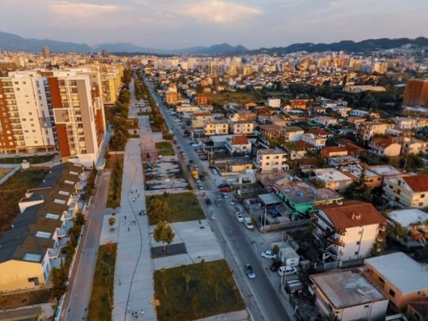 Tirane, jepet me qera ambjent biznesi Kati 1, 303 m² 3.800 € 