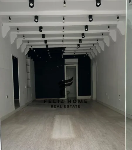 Tirane, jepet me qera dyqan Kati 0, 45 m² 500 € (BRRYLI)