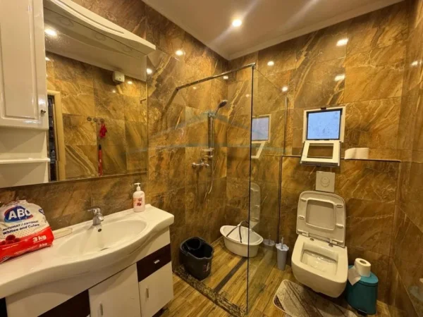 Tirane, jepet me qera apartament 2+1 Kati 12, 75 m² 700 € 