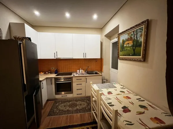 Tirane, jepet me qera apartament 2+1 Kati 2, 90 m² 650 € (rruga fortuzi)