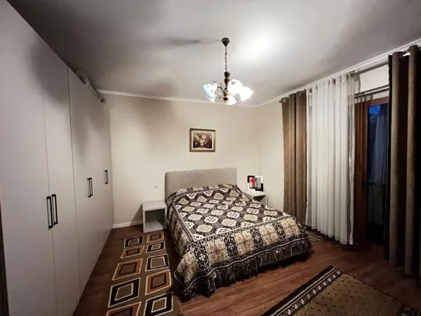Tirane, jepet me qera apartament 2+1 Kati 2, 90 m² 650 € (rruga fortuzi)