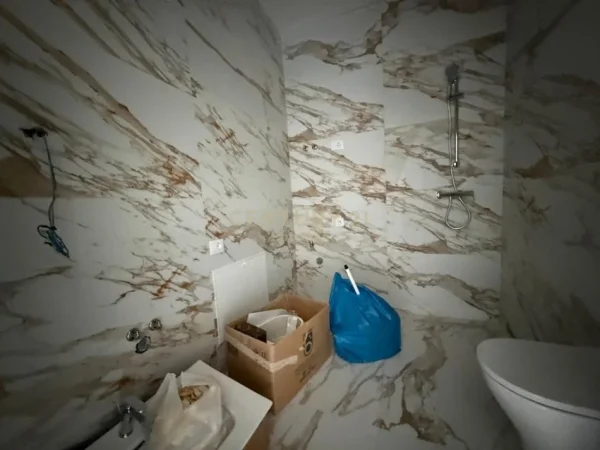 Tirane, jepet me qera zyre Kati 6, 90 m² 750 € (Rruga e Kavajes)