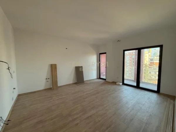 Tirane, jepet me qera zyre Kati 6, 90 m² 750 € (Rruga e Kavajes)