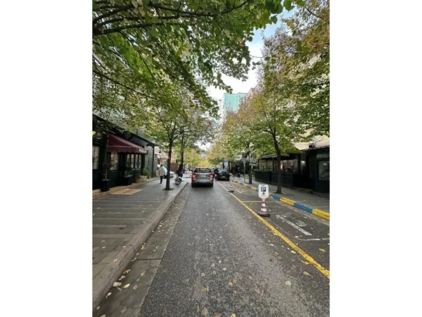 Tirane, jepet me qera ambjent biznesi Kati -1, 40 m² 1.500 € (ish blloku)