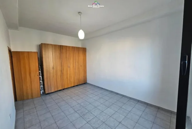 Tirane, jepet me qera apartament 1+1 Kati 3, 65 m² 620 € (Bulevardi Bajram Curri)