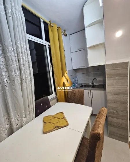 Tirane, jepet me qera 2+1 Kati 5, 70 m² 460 €