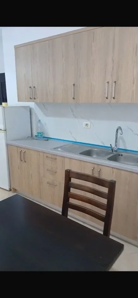 Tirane, jepet me qera apartament 2+1 Kati 4, 450 € (yzberisht)