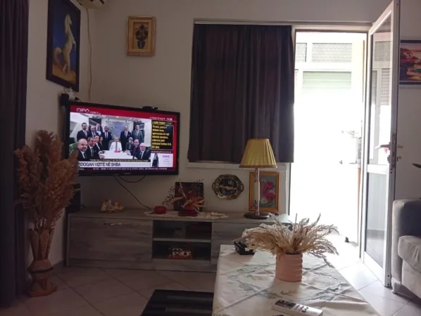 Tirane, jepet me qera garsonier 1+1 Kati 4, 43 m² 620 € (Brryl)