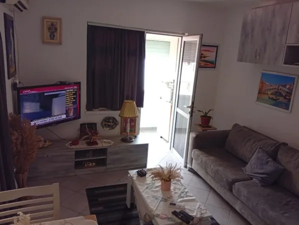 Tirane, jepet me qera garsonier 1+1 Kati 4, 43 m² 620 € (Brryl)