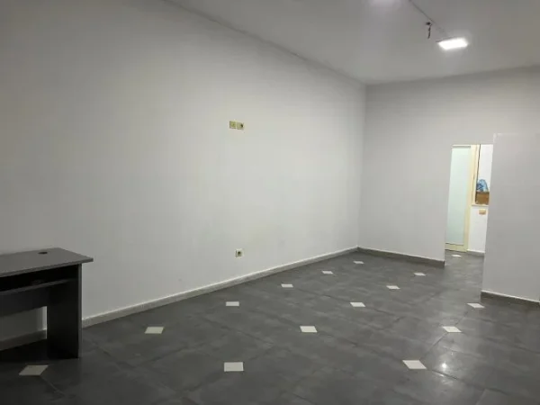 Tirane, jepet me qera zyre Kati 2, 36 m² 400 € (astir)