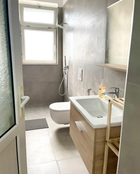 Tirane, jepet me qera apartament 1+1 Kati 2, 54 m² 470 € (Rruga Pjeter Budi)