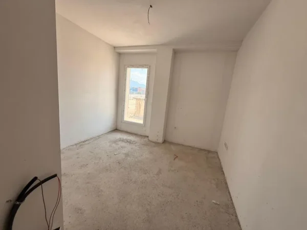 Tirane, shes apartament 2+1 Kati 8, 397 m² 258.000 € (Ali Demi)