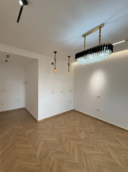 Tirane, jepet me qera ambjent biznesi , 140 m² 1.400 € 