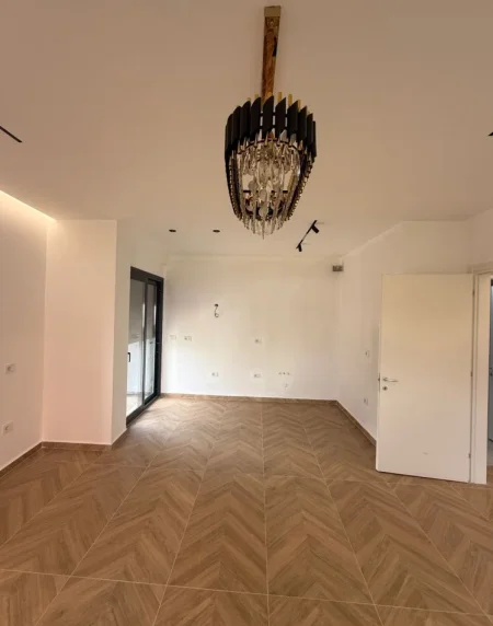 Tirane, jepet me qera ambjent biznesi , 140 m² 1.400 € 
