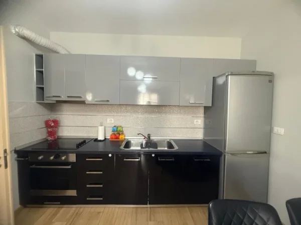 Tirane, jepet me qera apartament 1+1 Kati 7, 70 m² 600 € (21 DHJETORI)