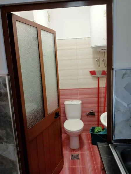 Tirane, jepet me qera apartament 1+1 Kati 5, 24 m² 400 € (Rruga Myslym Shyri)