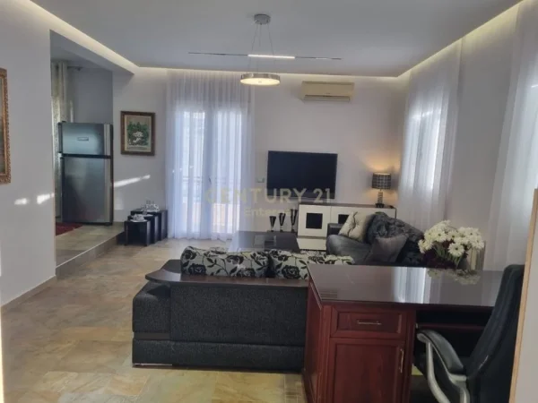 Tirane, jepet me qera apartament 1+1 Kati 2, 100 m² 650 € 