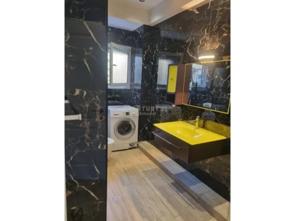 Tirane, jepet me qera apartament 1+1 Kati 2, 100 m² 650 € 
