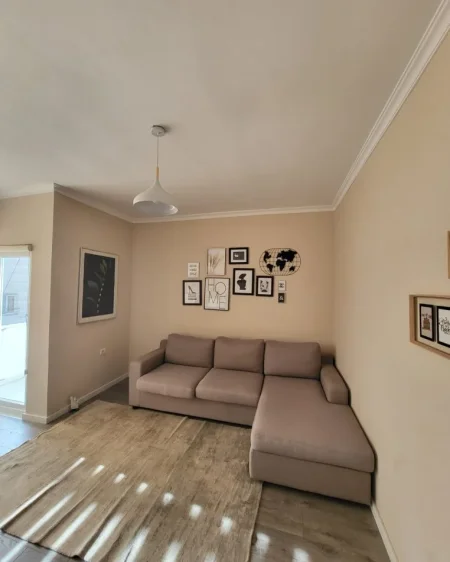 Tirane, jepet me qera apartament 1+1+Ballkon Kati 4, 55 m² 750 € (Garda)