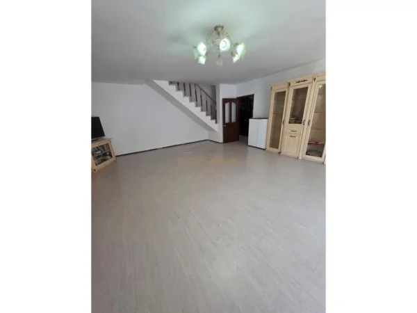 Tirane, shitet apartament duplex 3+1 Kati 2, 149 m² 300.000 € (Blloku, Gintash)